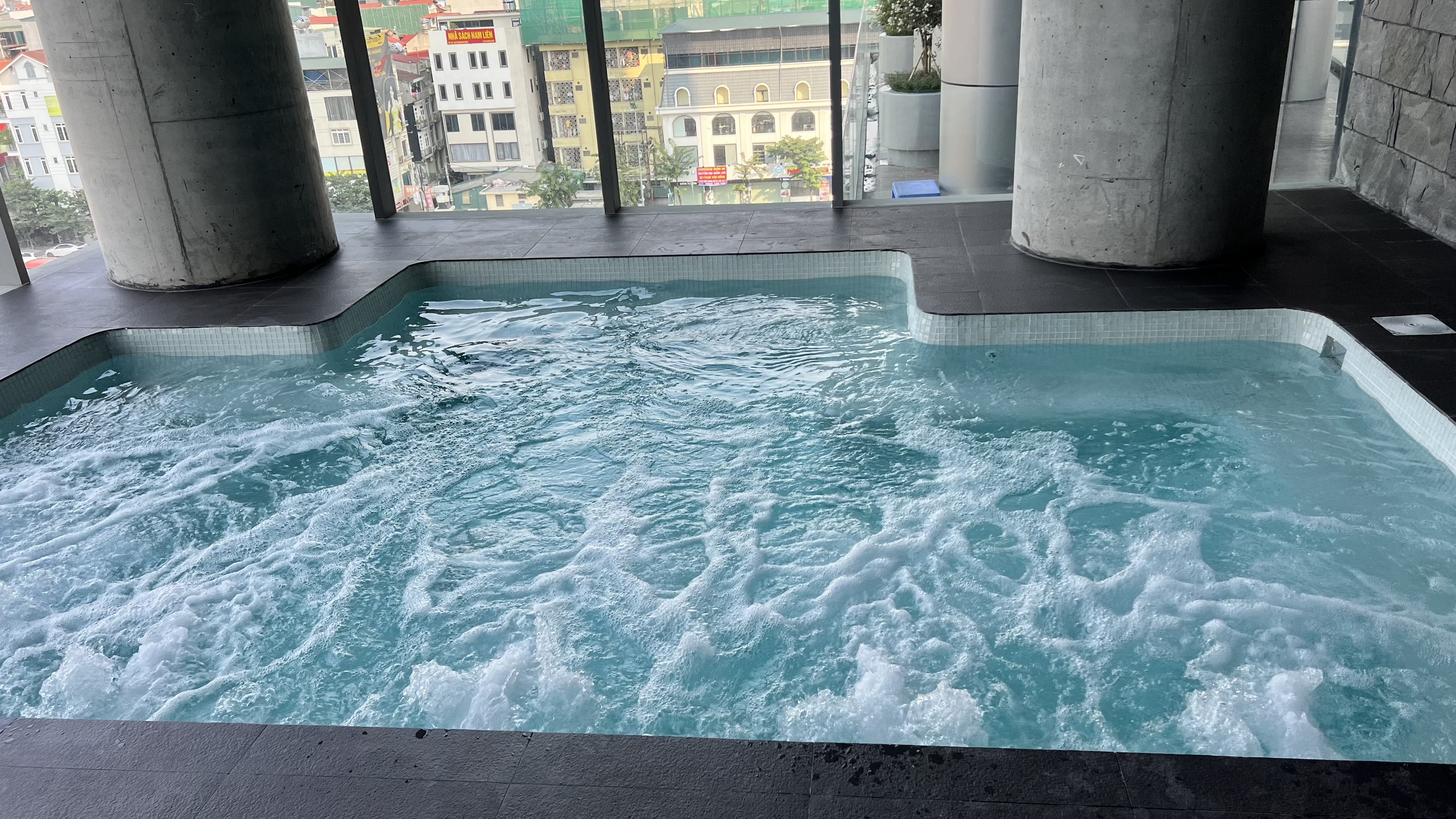 Tiện ích khi xây dựng kết hợp giữa bể bơi và bể sục Jacuzzi